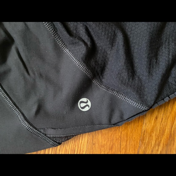Size 8. Lululemon Cropped Leggings. - Picture 4 of 6